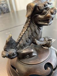 Un br&ucirc;le-parfum tripod couvert en bronze, Chine, marque de Qianlong, 19/20&egrave;me